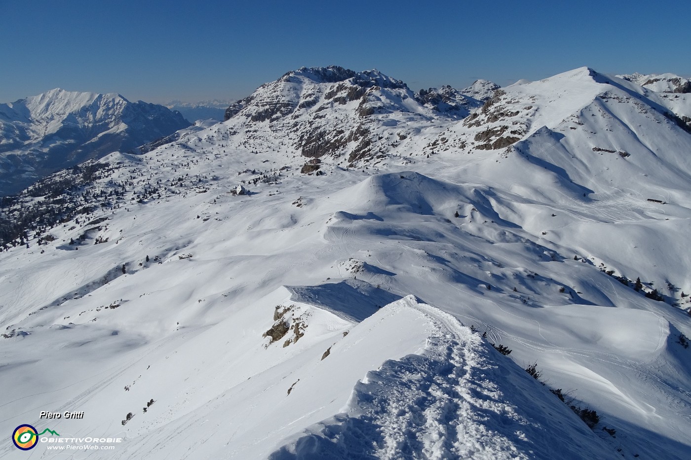 71 Scendo con attenzione la ripida affilata cresta nord-est .JPG